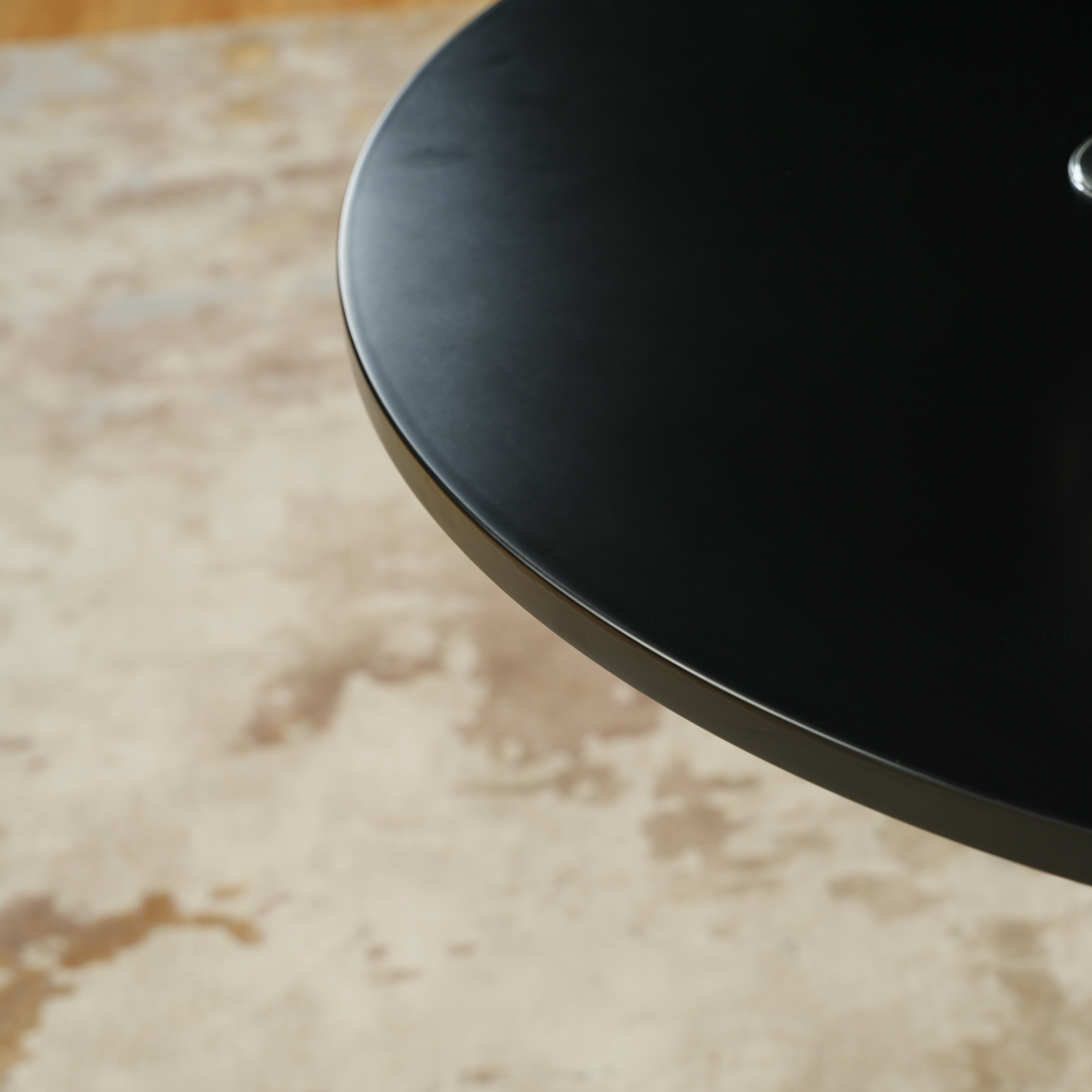 Clift 31.5” Round Dining Table with Metal Base – Compact & Stylish Design