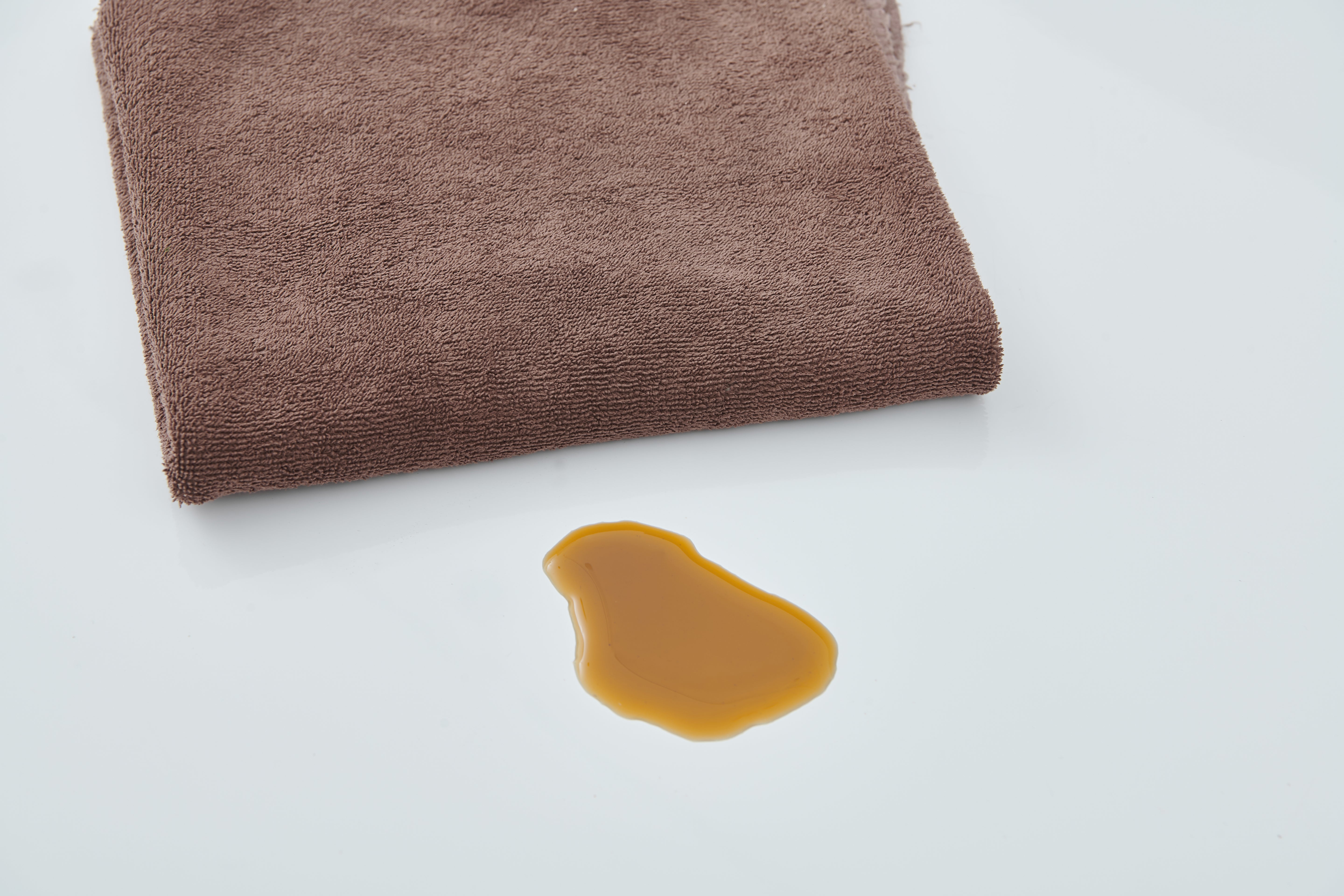 QUINBY High Gloss White Extendable Dining Table Pedestal Base Rounded Corners Modern Kitchen Table