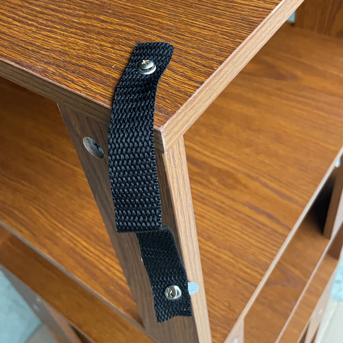 Agora oak corner bookshelf showing wood grain shelf edge detail