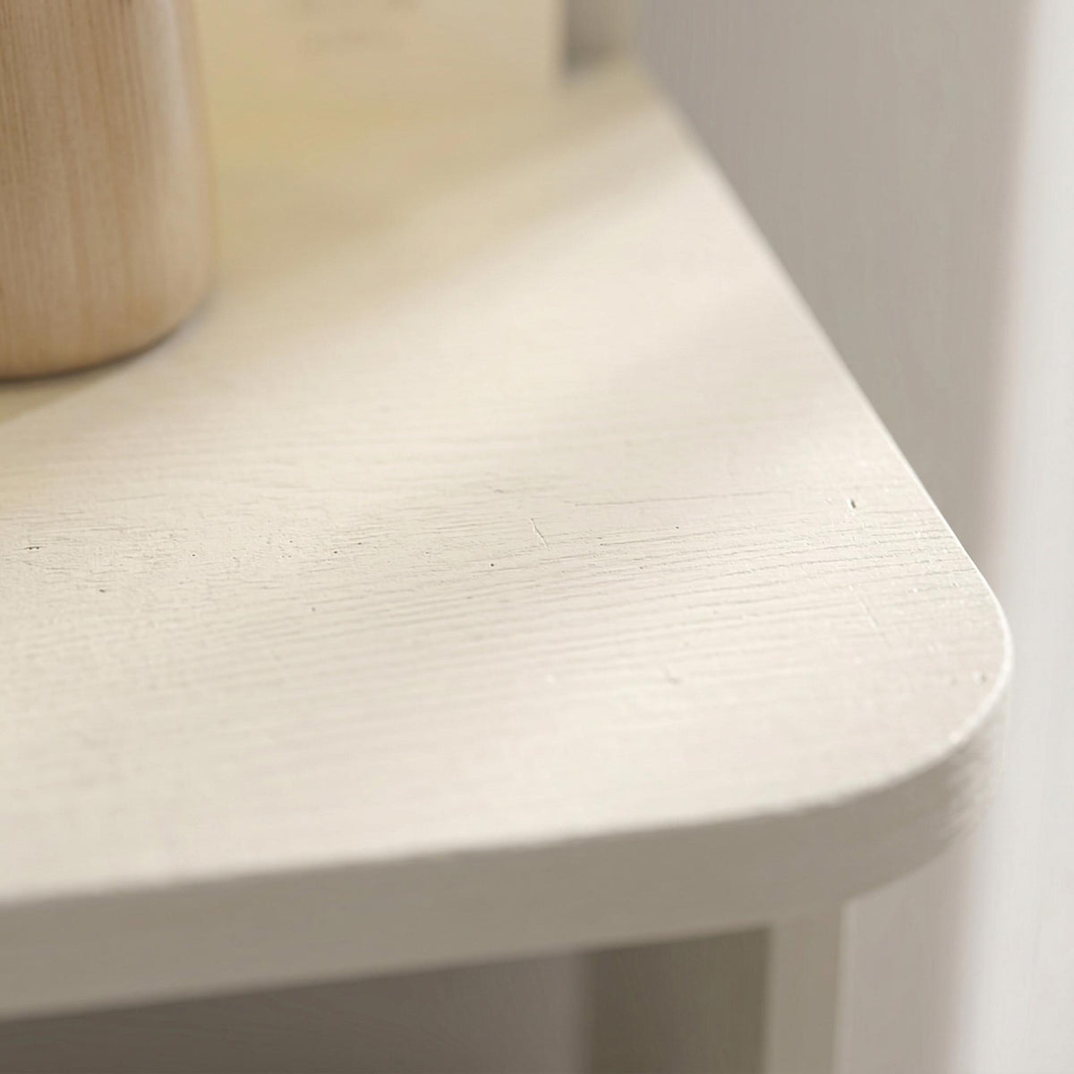 Agora white corner bookshelf showing shelf surface finish detail